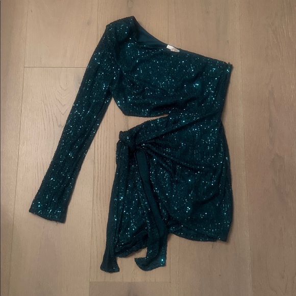 Green Sequin One-Shoulder Dress 🎄with Side cutout - Picture 2 of 7